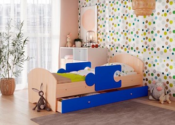 Кровать детская с бортиками и ящиком Мозайка, корпус Млечный дуб/фасад Синий (щиты) в Махачкале