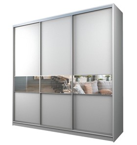 Шкаф 3-х дверный MAX МШ-27-6-27-333, Профиль Серебро/Цвет Белый/с зеркальной вставкой с рисунком в Махачкале