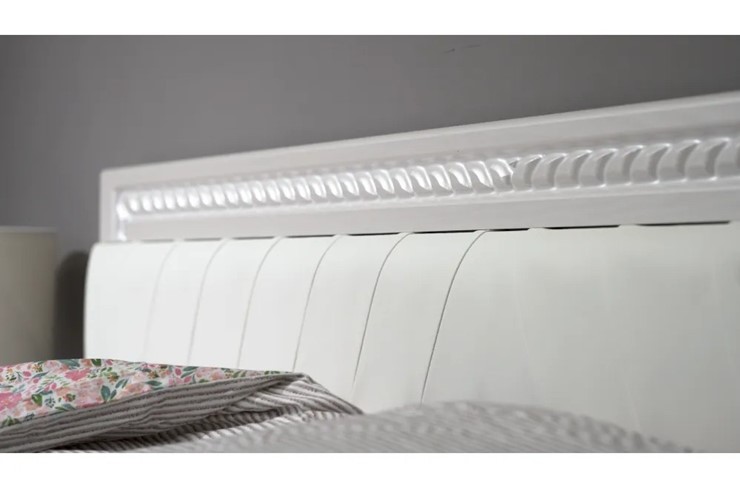 Полутороспальная кровать Гертруда, М9, Экокожа с пуговицами без основания, белая лиственница/ясень жемчужный в Махачкале - изображение 2
